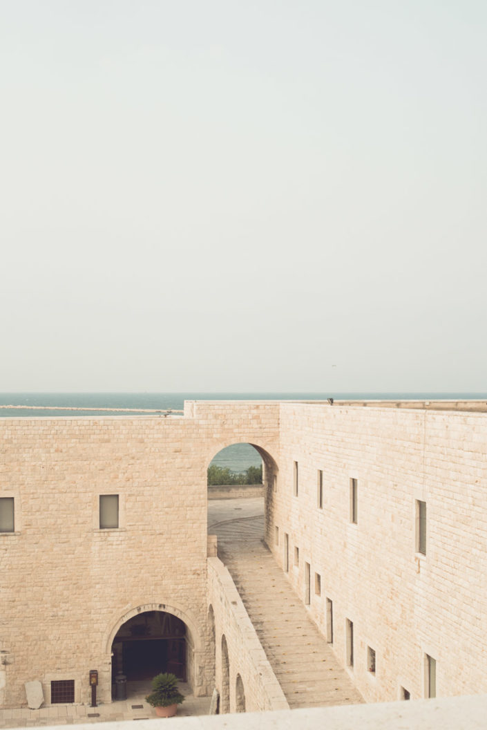 travel photography of the castle ofBarletta with the sea on the background, fotografia del castello di Barletta con il mare in sfondo