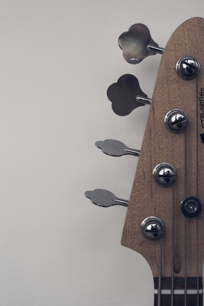 Still life photography of a detail of a bass guitar, fotografia di still life che riprende il dettaglio di una chtiarra basso