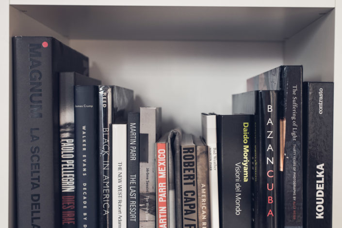 still life photography of photo books on a shelf, fotografia di interni e still life di alcuni libri di fotografia in una messola di una libreria