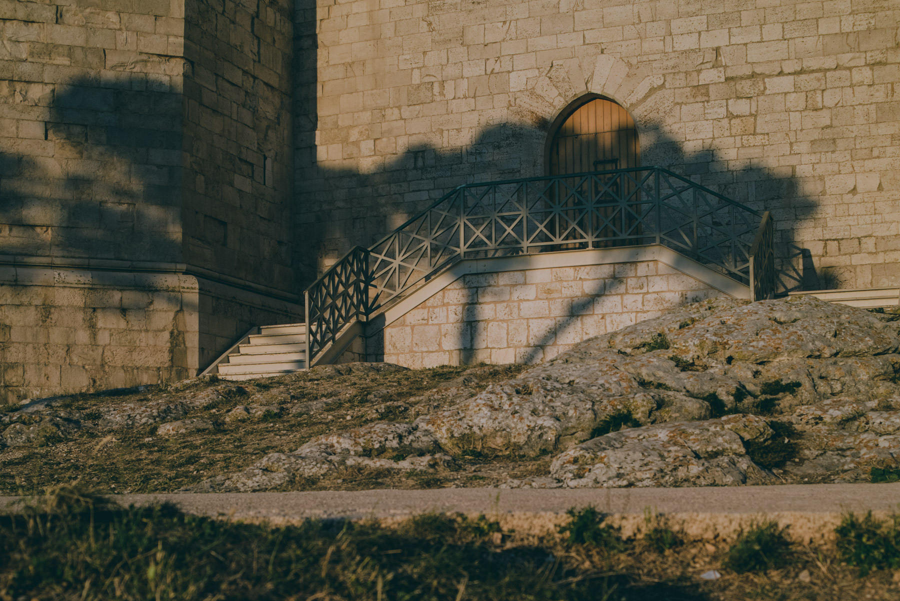 Shadow of a tree on the walls of Castel del Monte in Apulia in Itlay - L'ombra di un albero sui muri di Castel del Monde in Puglia, Italia