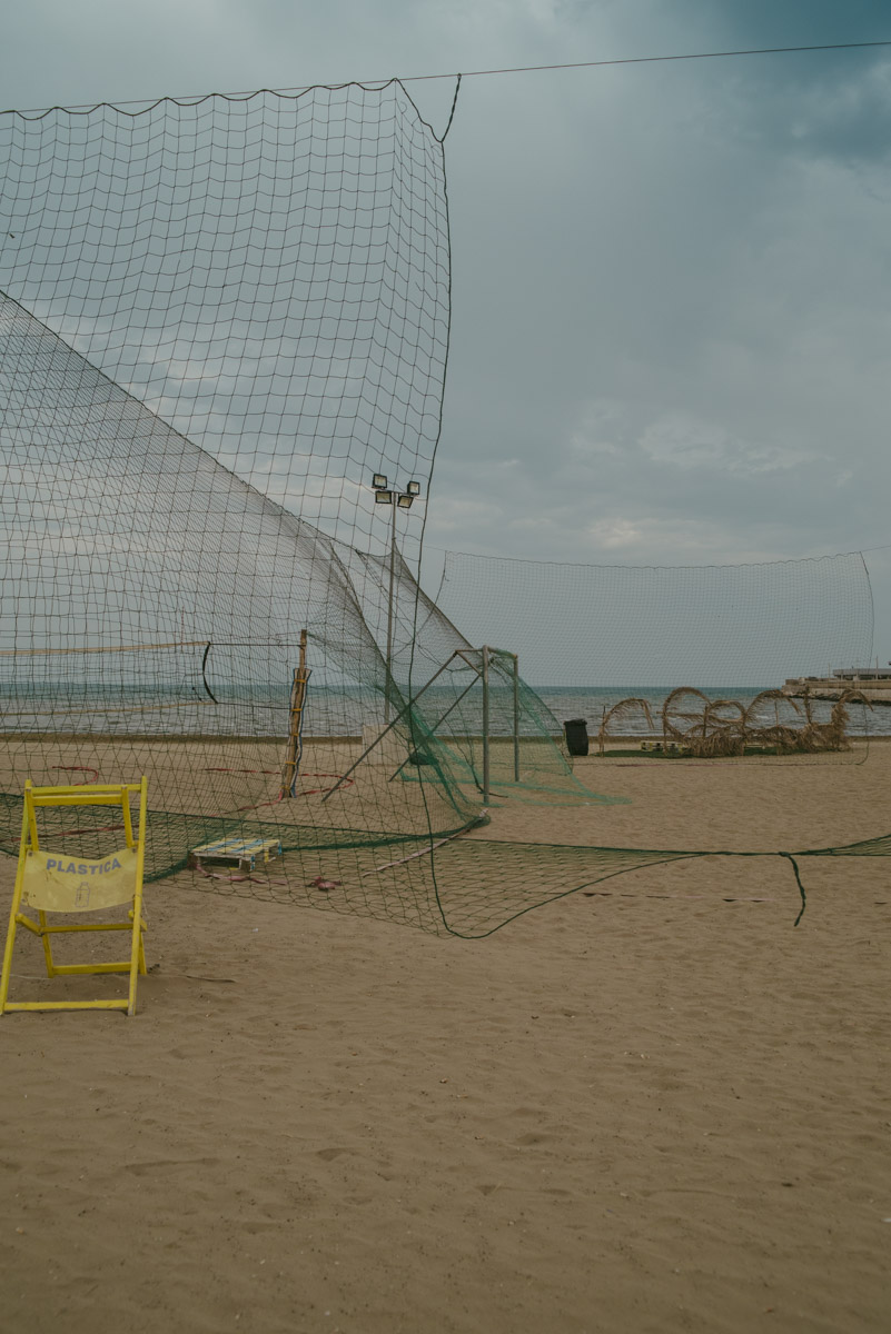 A solitary beach in barletta with a big net and a yellow chair - Una spiaggia deserta a Barletta con una grande rete e una sedia gialla