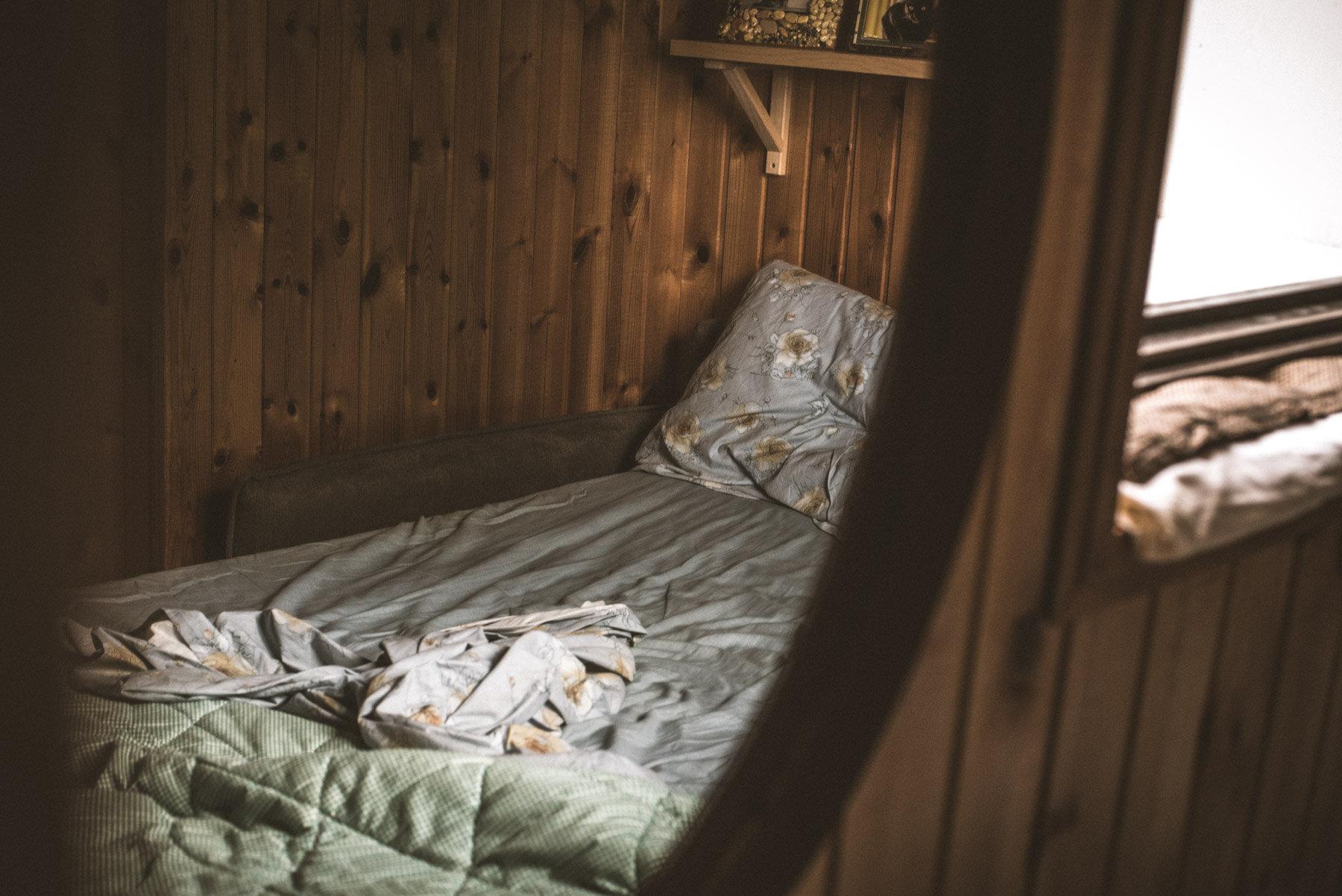 Reflection of an ndone bed from a mirror. The bed in from a house in the mountains in ZAmbla Alta in the valleys of Bergamo, Un letto sfatto si vede da no specchio Il letto è quello di una casa di montagna nella località Zambla Alta che si trova in Val Serina nella zona di Bergamo