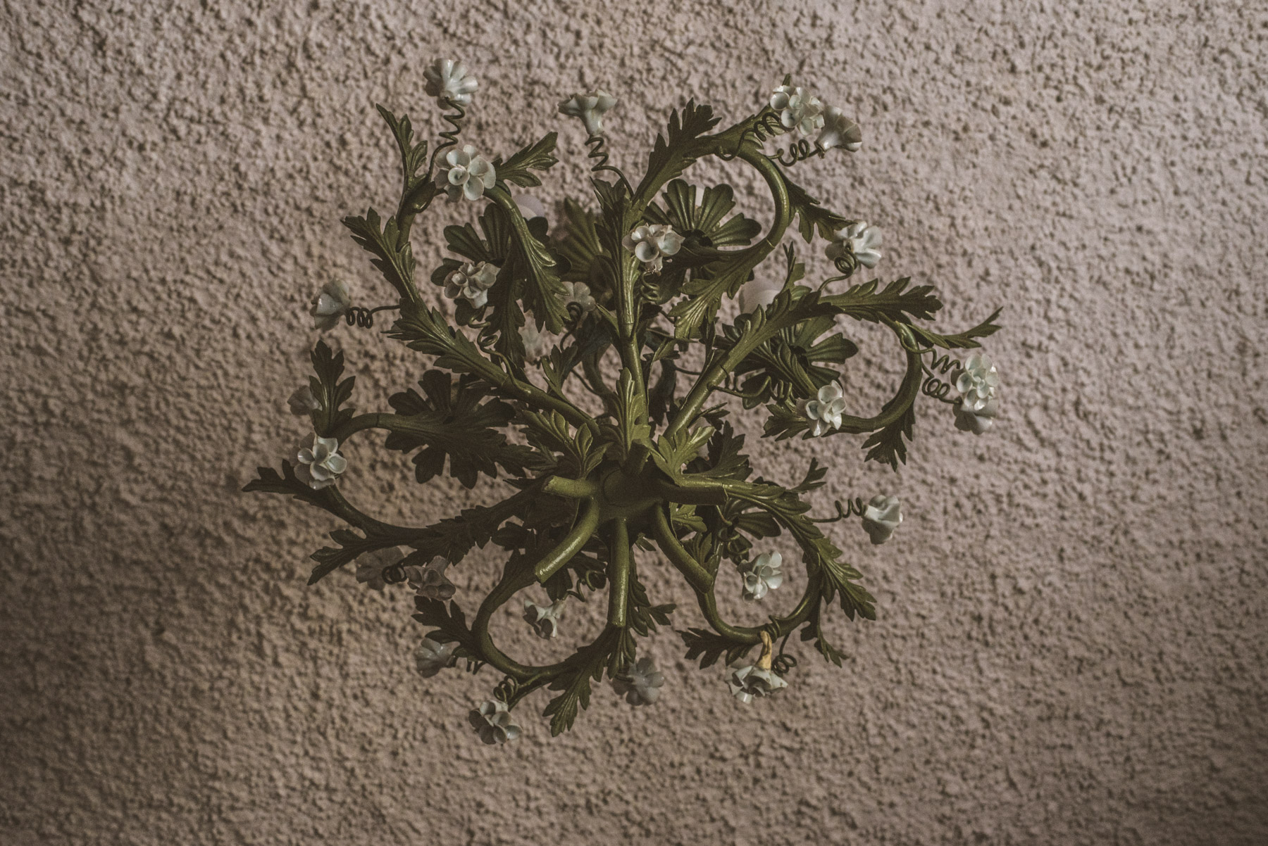 An old green lamp made of steel, un vecchio lampadario di ferro verde